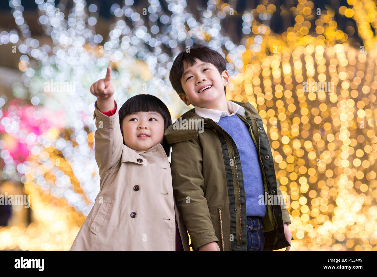 Les enfants chinois joyeuse looking at view Banque D'Images