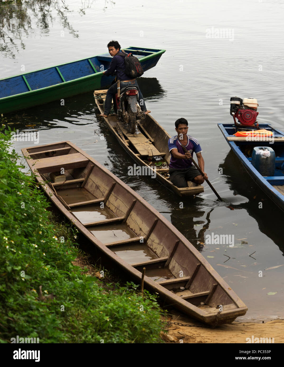 Transport fluvial pour une moto, alors que sur la boucle de Khammouane Banque D'Images