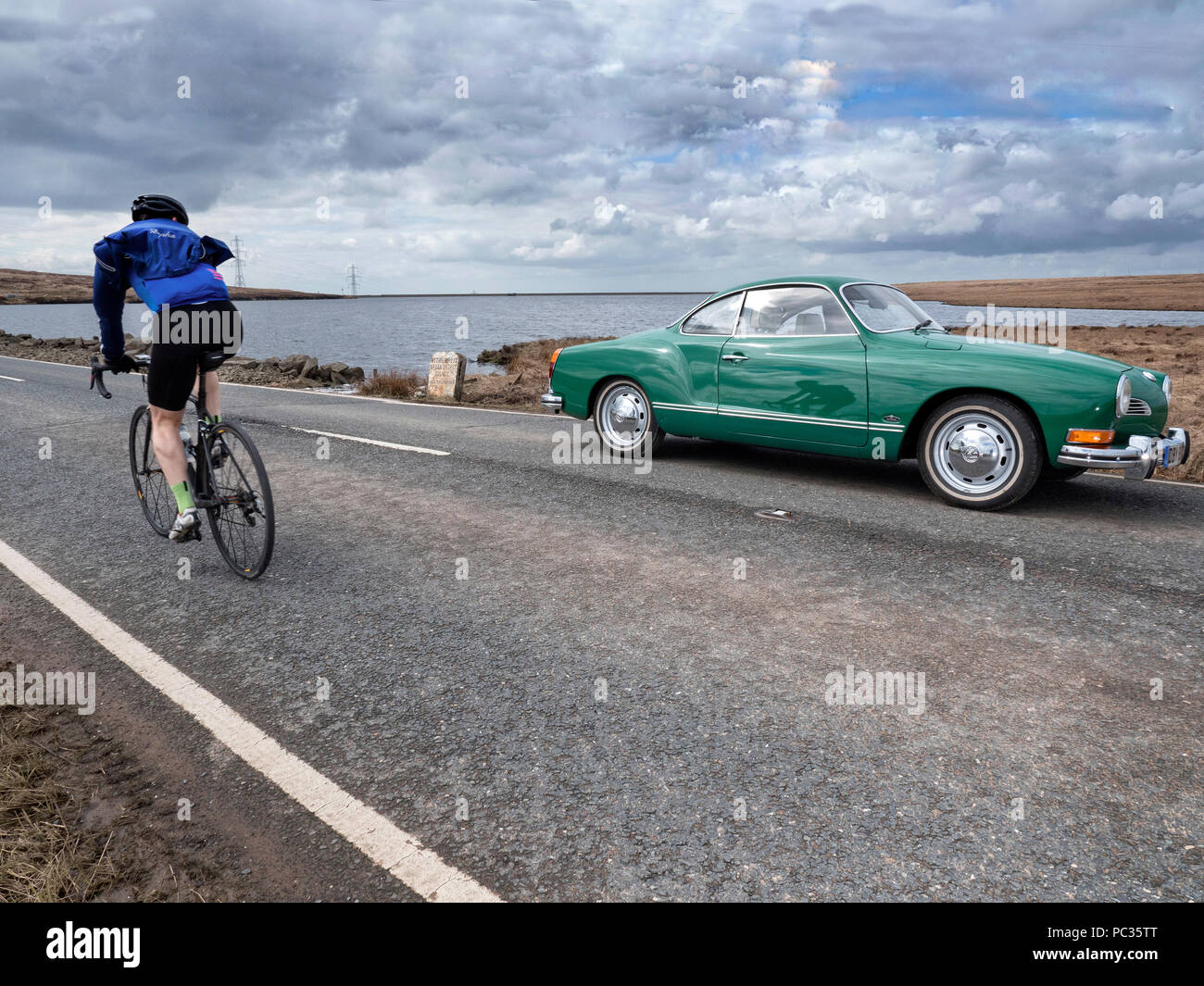 VW Karmann Ghia Coupé 1974 Blackstone Edge Res Yorkshire UK Banque D'Images