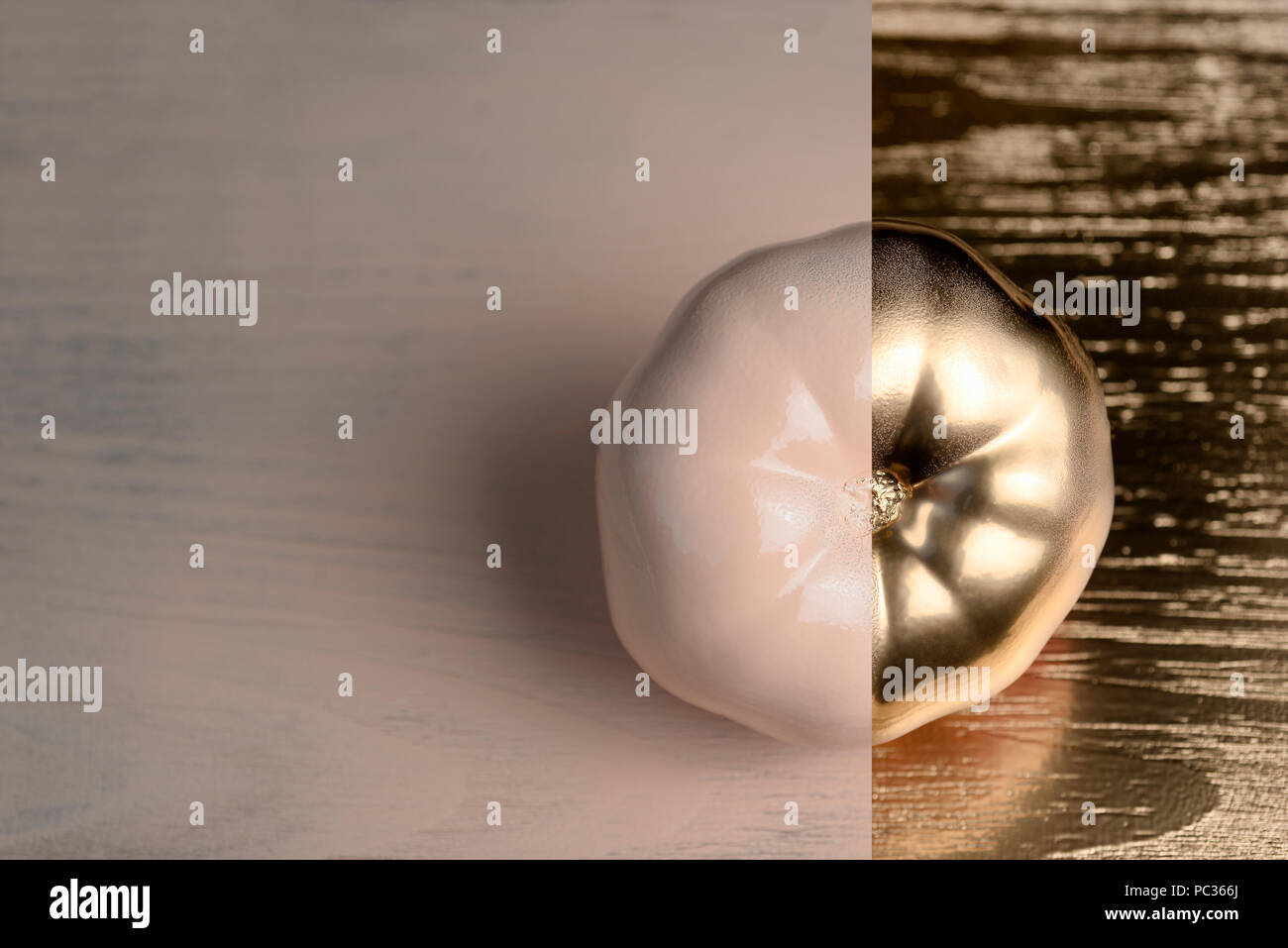 Or et beige ou écru la moitié peint tomate sur fond de bois et d'or. Banque D'Images