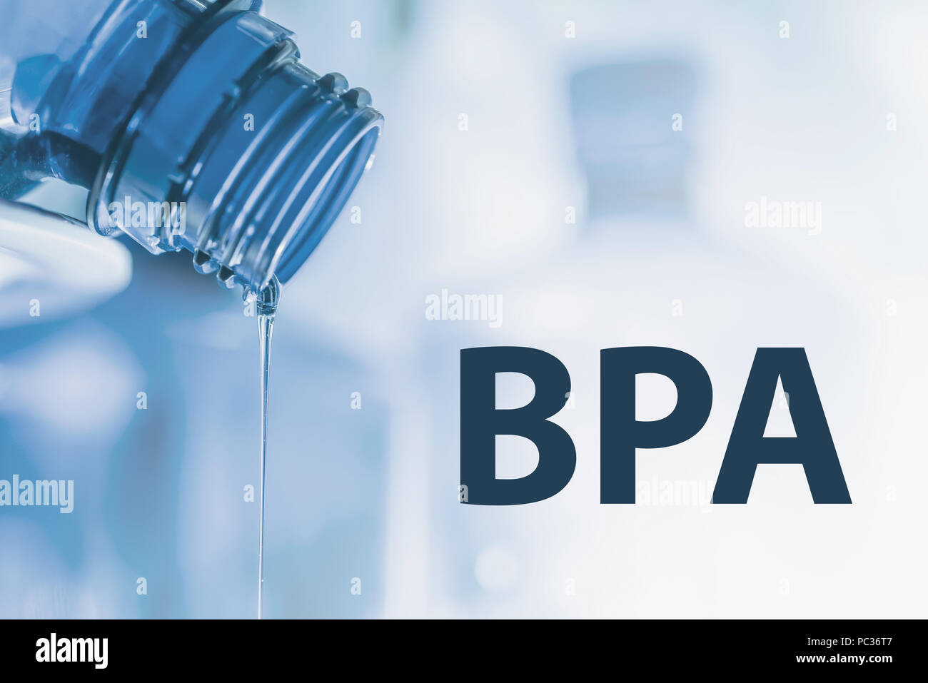 Bouteille en plastique et flux liquide. Le bisphénol, BPA FREE photo en plastique Banque D'Images