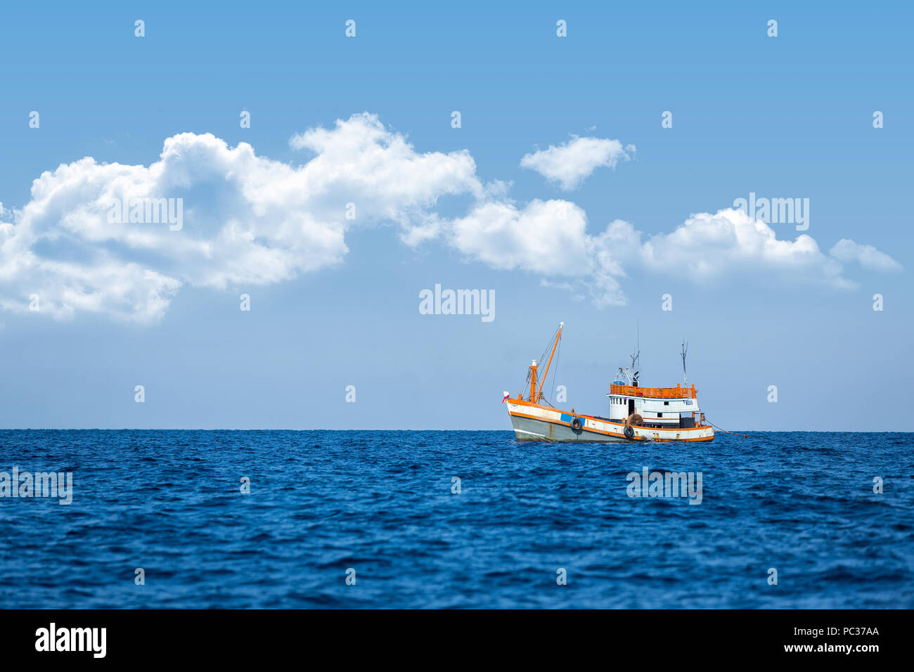 Les bateaux de pêche partent pour la pêche dans la mer de Krabi. Banque D'Images