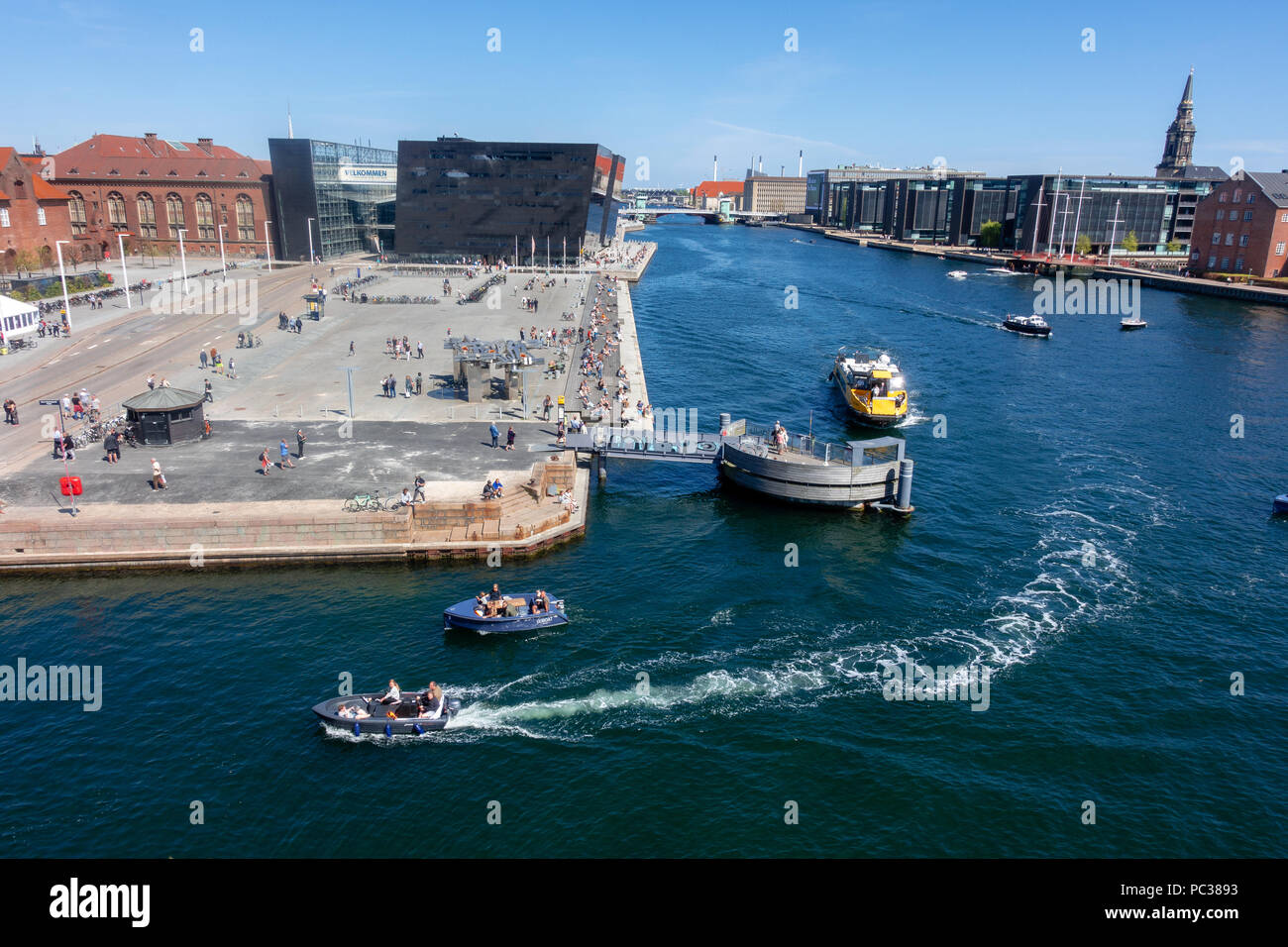 Front de Copenhague avec le Black Diamond et Soren Kierkegaards Square, l'eau et des bateaux bus jaune, vu de la terrasse du CAD dans le bâtiment Blox Banque D'Images