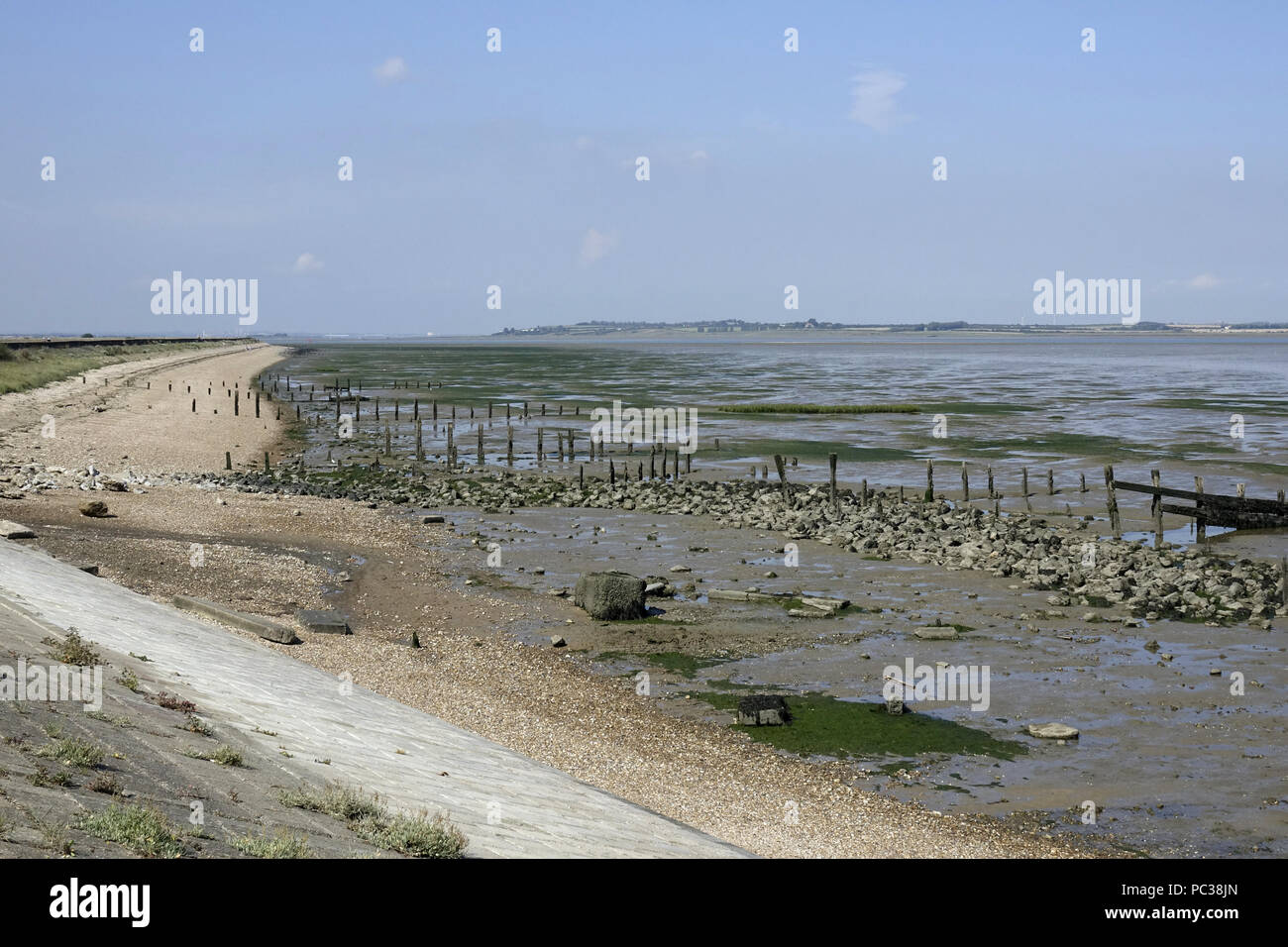 Marée basse à l'Swale, à la mer le long du mur vers l'île de Sheppy. Kent Wildlife Trust. Banque D'Images