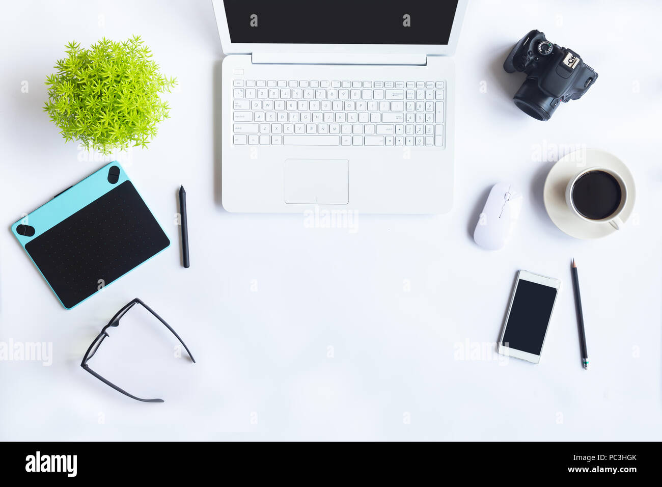 Bureau blanc bureau avec ordinateur portable, smartphone et autres fournitures de travail avec une tasse de café. Vue supérieure avec espace pour copier le texte d'entrée. Espace créateur Banque D'Images