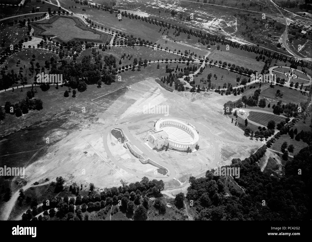 Photo aérienne à SW à Memorial Amphitheater en construction - Arlington National Cemetery - le comté d'Arlington en Virginie USA - 1919. Banque D'Images