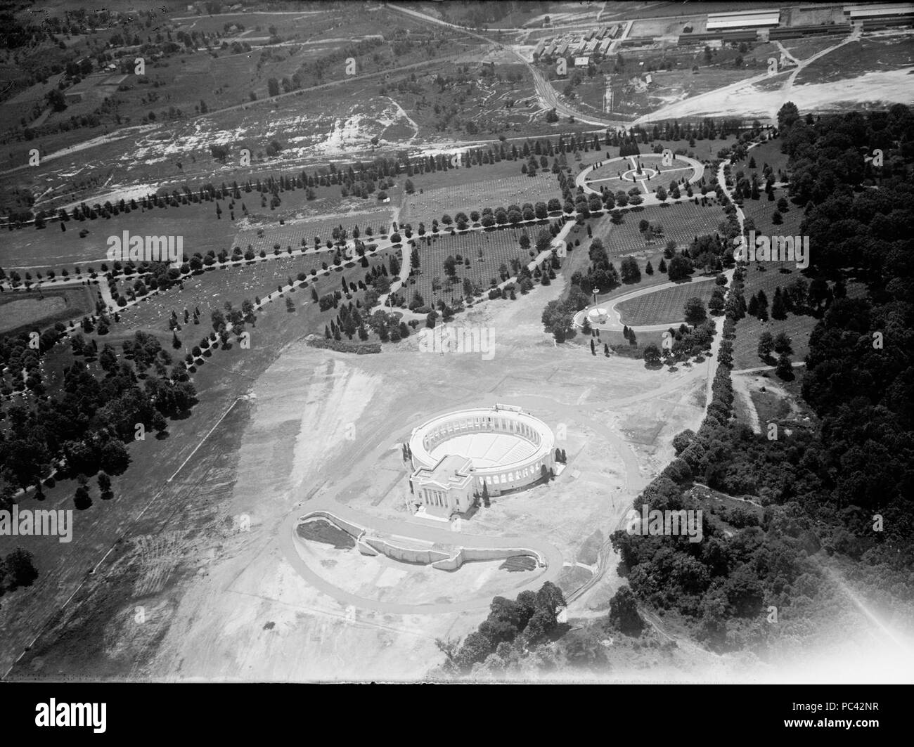 Vue aérienne à SW à Memorial Amphitheater en construction - Arlington National Cemetery - le comté d'Arlington en Virginie USA - 1919. Banque D'Images