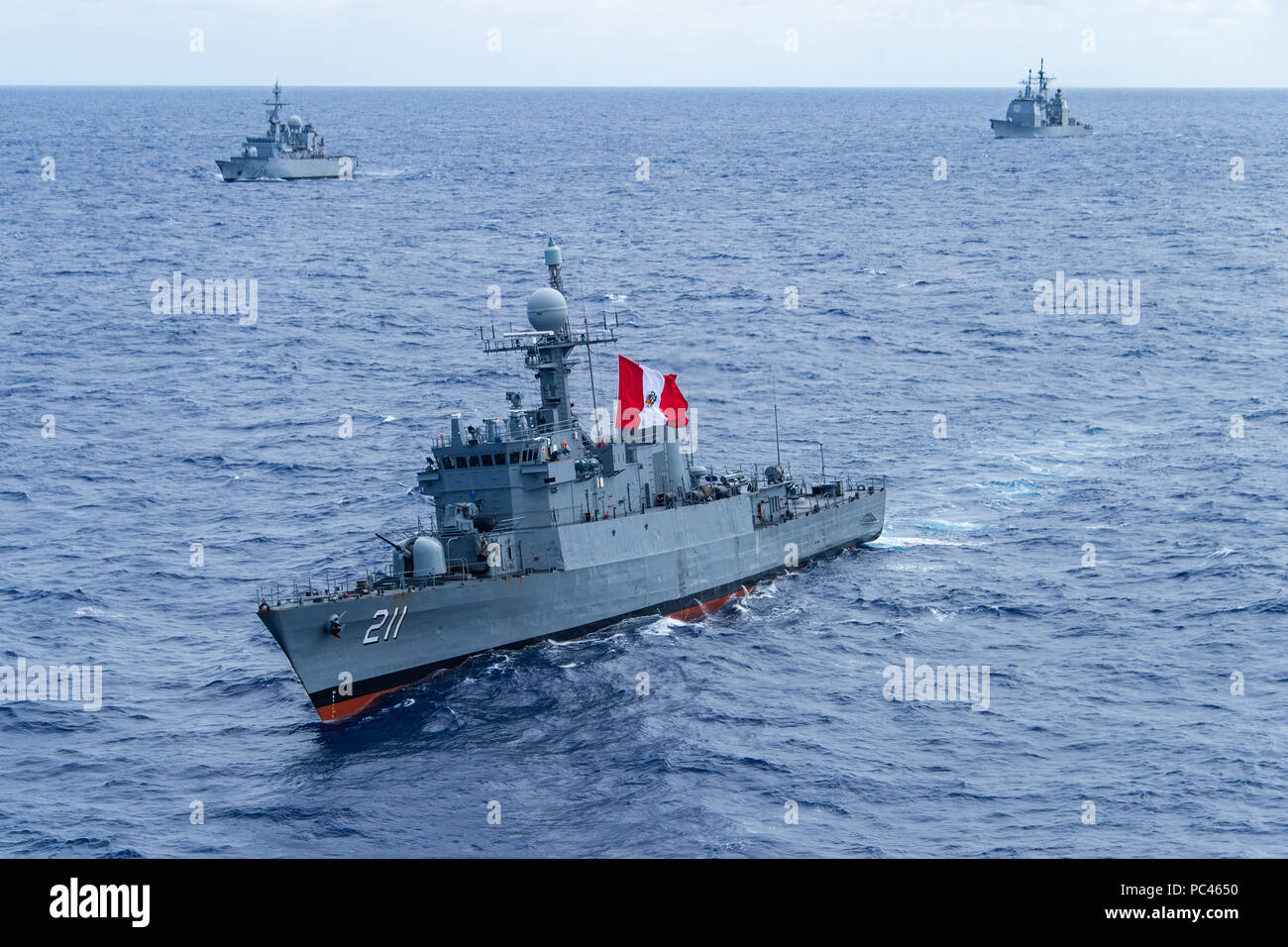 180726-N-CW570-3866 de l'OCÉAN PACIFIQUE (Juillet 26, 2018) bateau de patrouille maritime de la Marine péruvienne BAP Ferré (PM 211) participe à un groupe de la voile au cours de l'exercice Rim of the Pacific (RIMPAC) au large de la côte d'Hawaï, le 26 juillet. Vingt-cinq nations, 46 navires et 5 sous-marins, et d'environ 200 avions et 25 000 personnes participent à l'EXERCICE RIMPAC du 27 juin au 2 août dans et autour des îles Hawaï et la Californie du Sud. Le plus grand exercice maritime international RIMPAC, fournit une formation unique alors que la promotion et le soutien de relations de coopération entre les participants crit Banque D'Images