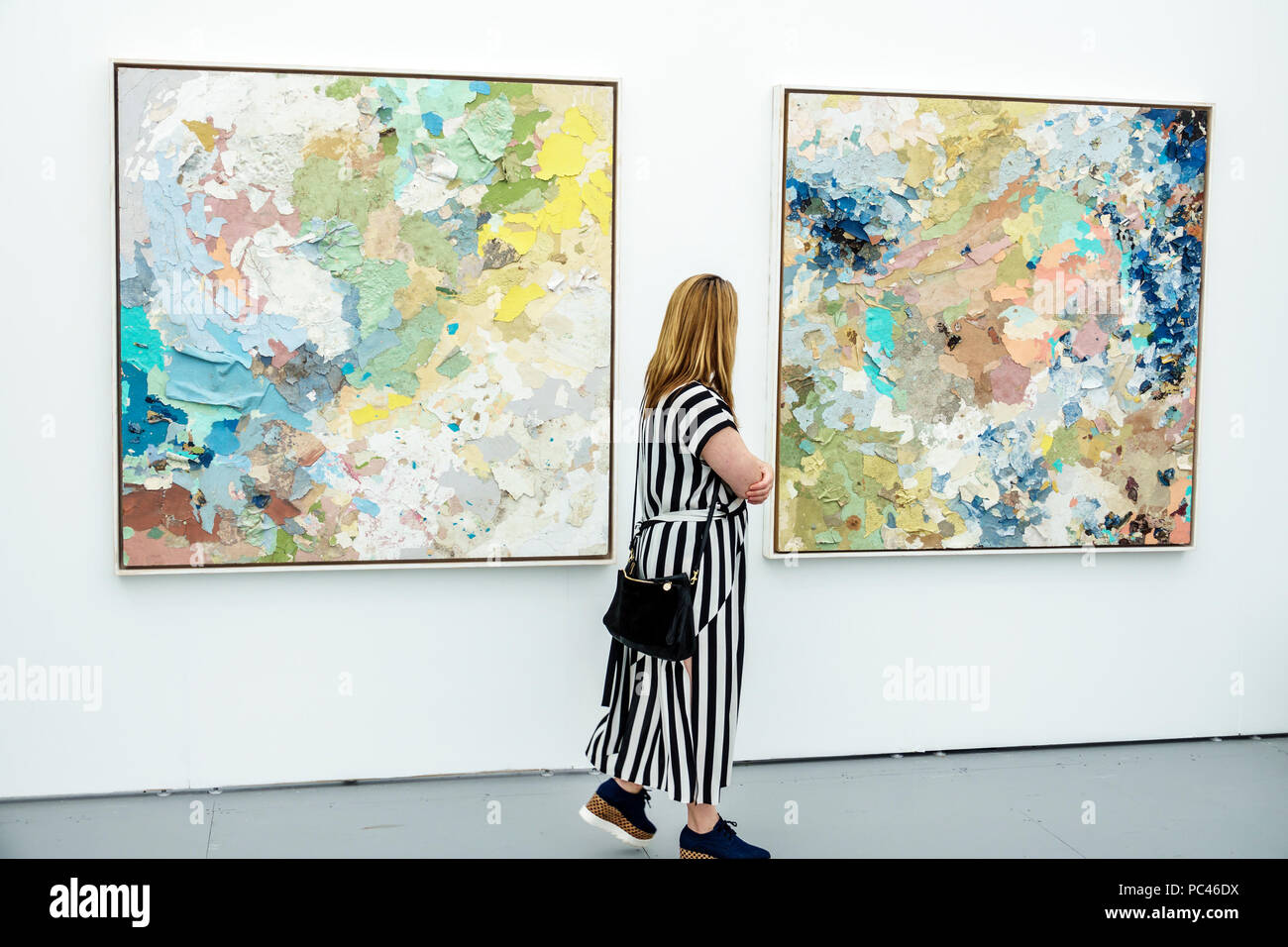 Miami Beach Florida,Art Basel week,Untitled,galerie galeries show event,contemporain,peinture,abstrait,adulte femme femme femme,recherche,i Banque D'Images