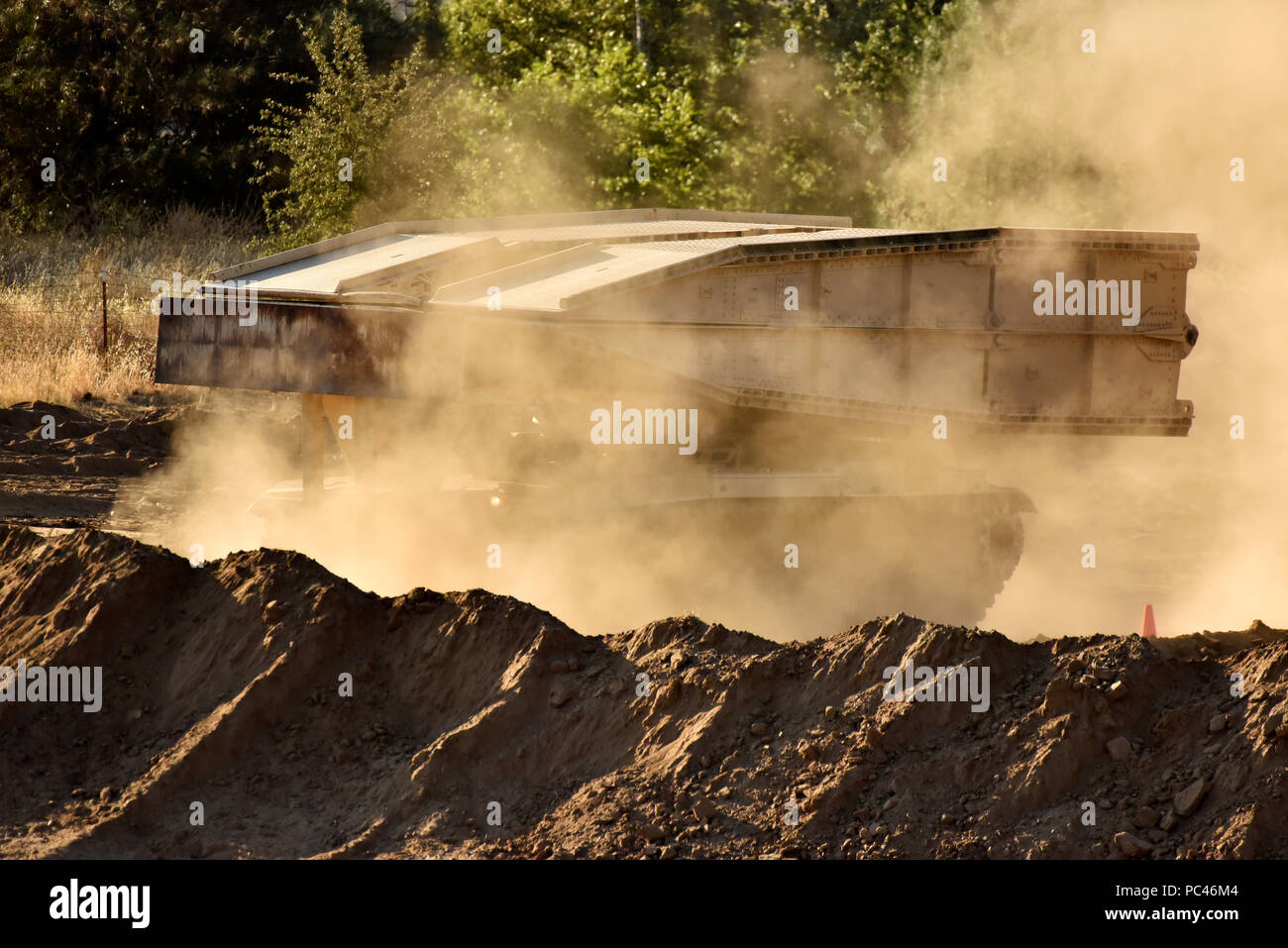 L'exercice de formation de soutien au combat 91-18-01 qui aura lieu à Fort Hunter Liggett, en Californie au cours de juillet 2018 apporte diverses unités de soutien de l'ensemble du pays (et d'autres pays) à travailler ensemble sur différents scénarios. Médias ont été invités à observer un exercice avec les forces américaines violer un campement ennemi (rôle joué par les autres unités de l'armée américaine) à l'aide d'ingénieurs de combat pour combler un fossé anti-véhicule et déployer une Vehicle-Launched M60 Armored Bridge, le 22 juillet. Contrôleur observateur notait les formateurs sur la tactique des unités et de la réussite de la mission. Banque D'Images