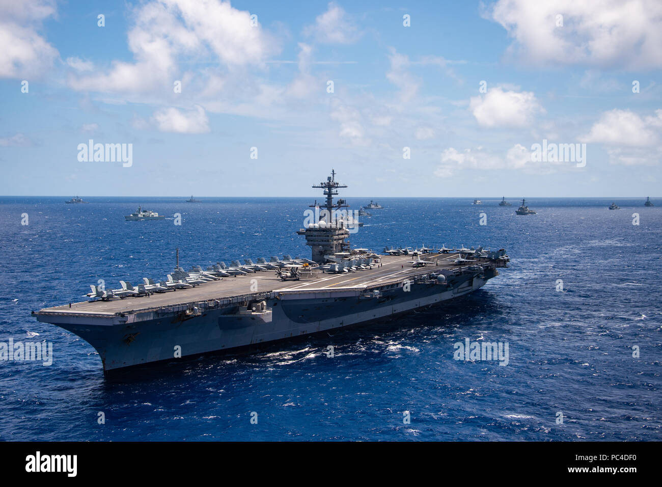 Océan Pacifique (Juillet 26, 2018) Le porte-avions USS Carl Vinson (CVN 70) participe à un groupe de la voile au cours de l'exercice Rim of the Pacific (RIMPAC) au large de la côte d'Hawaï, le 26 juillet. Vingt-cinq nations, 46 navires et 5 sous-marins, et d'environ 200 avions et 25 000 personnes participent à l'EXERCICE RIMPAC du 27 juin au 2 août dans et autour des îles Hawaï et la Californie du Sud. Le plus grand exercice maritime international RIMPAC, fournit une formation unique alors que la promotion et le soutien de relations de coopération entre les participants essentiels pour assurer la sécurité Banque D'Images