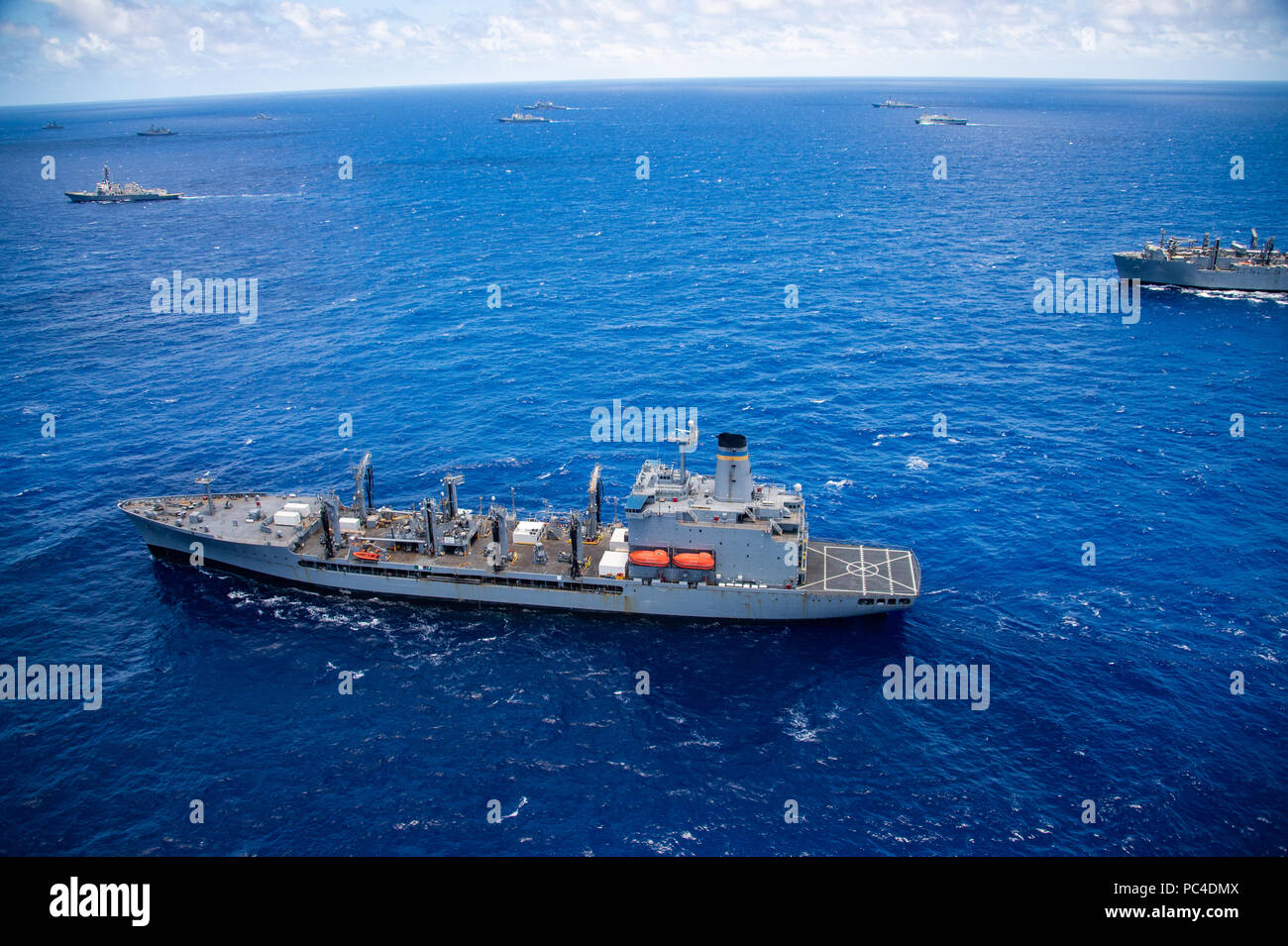 Océan Pacifique (Juillet 26, 2018) La commande de transport maritime militaire (MSC) reconstitution de la flotte oiler USNS Henry J. Kaiser (T-AO 187) participe à un groupe de la voile au cours de l'exercice Rim of the Pacific (RIMPAC) au large de la côte d'Hawaï, le 26 juillet. Vingt-cinq nations, 46 navires et 5 sous-marins, et d'environ 200 avions et 25 000 personnes participent à l'EXERCICE RIMPAC du 27 juin au 2 août dans et autour des îles Hawaï et la Californie du Sud. Le plus grand exercice maritime international RIMPAC, fournit une formation unique alors que la promotion et le soutien de relations de coopération entre les pa Banque D'Images