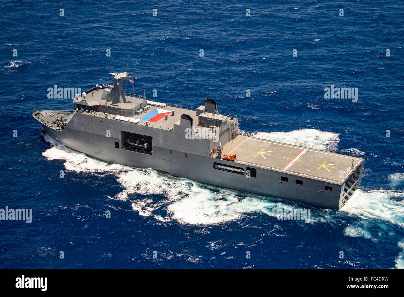 Océan Pacifique (Juillet 26, 2018) La marine philippine landing platform dock BRP Davao del Sur (LD 602) participe à un groupe de la voile au cours de l'exercice Rim of the Pacific (RIMPAC) au large de la côte d'Hawaï, le 26 juillet. Vingt-cinq nations, 46 navires et 5 sous-marins, et d'environ 200 avions et 25 000 personnes participent à l'EXERCICE RIMPAC du 27 juin au 2 août dans et autour des îles Hawaï et la Californie du Sud. Le plus grand exercice maritime international RIMPAC, fournit une formation unique alors que la promotion et le soutien de relations de coopération entre les participants essentiels à e Banque D'Images