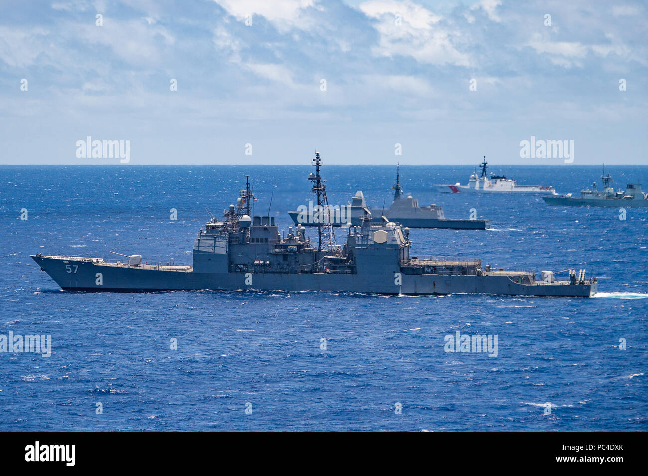 180726-N-CW570-3067 de l'OCÉAN PACIFIQUE (Juillet 26, 2018) Le croiseur lance-missiles USS Lake Champlain (CG 57) participe à un groupe de la voile au cours de l'exercice Rim of the Pacific (RIMPAC) au large de la côte d'Hawaï, le 26 juillet. Vingt-cinq nations, 46 navires et 5 sous-marins, et d'environ 200 avions et 25 000 personnes participent à l'EXERCICE RIMPAC du 27 juin au 2 août dans et autour des îles Hawaï et la Californie du Sud. Le plus grand exercice maritime international RIMPAC, fournit une formation unique alors que la promotion et le soutien de relations de coopération entre les participants crit Banque D'Images