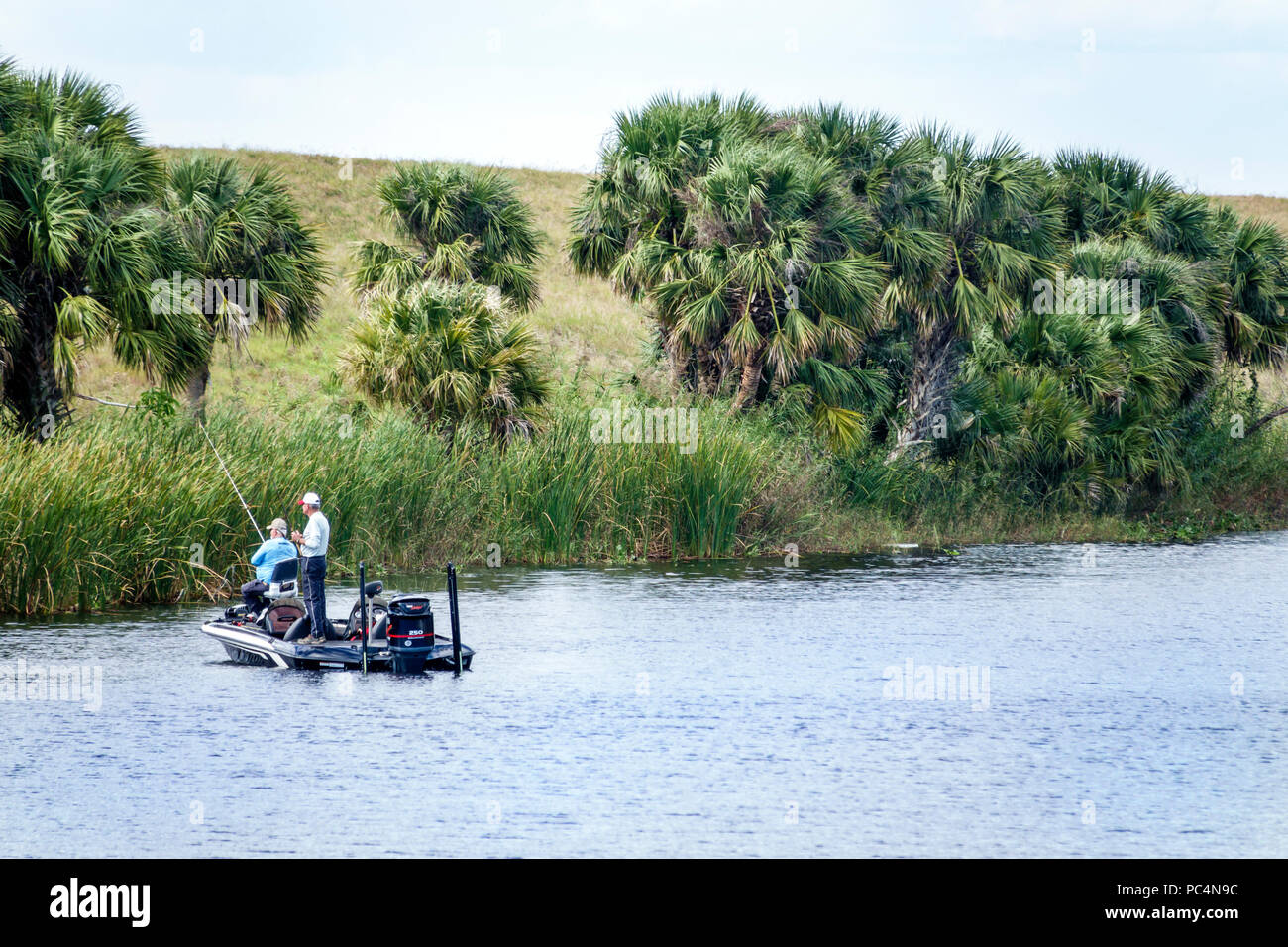 Floride,Lac Okeechobee,Herbert Hoover Dyke,bateau basse,pêche,lévee,contrôle des crues,conservation de l'eau,adultes homme hommes, les visiteurs Voyage travi Banque D'Images