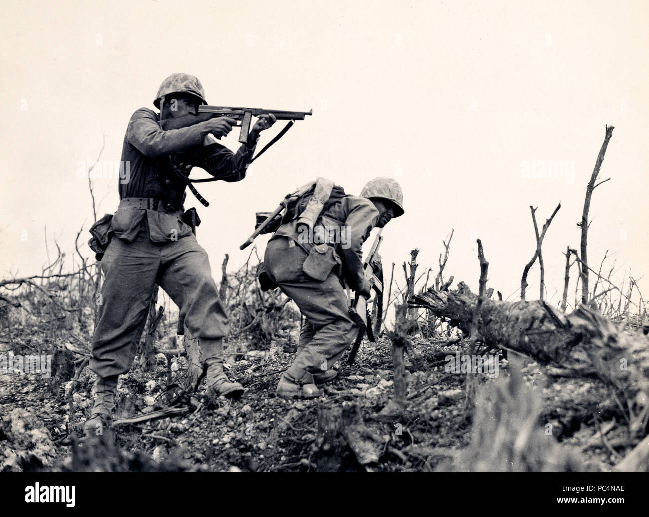 Utilise sa marine - Tommy gun- pour tuer un sniper japonais. Ces marines de la première division qui était en train de prendre la crête de Wana avant la ville de Shuri à Okinawa Banque D'Images