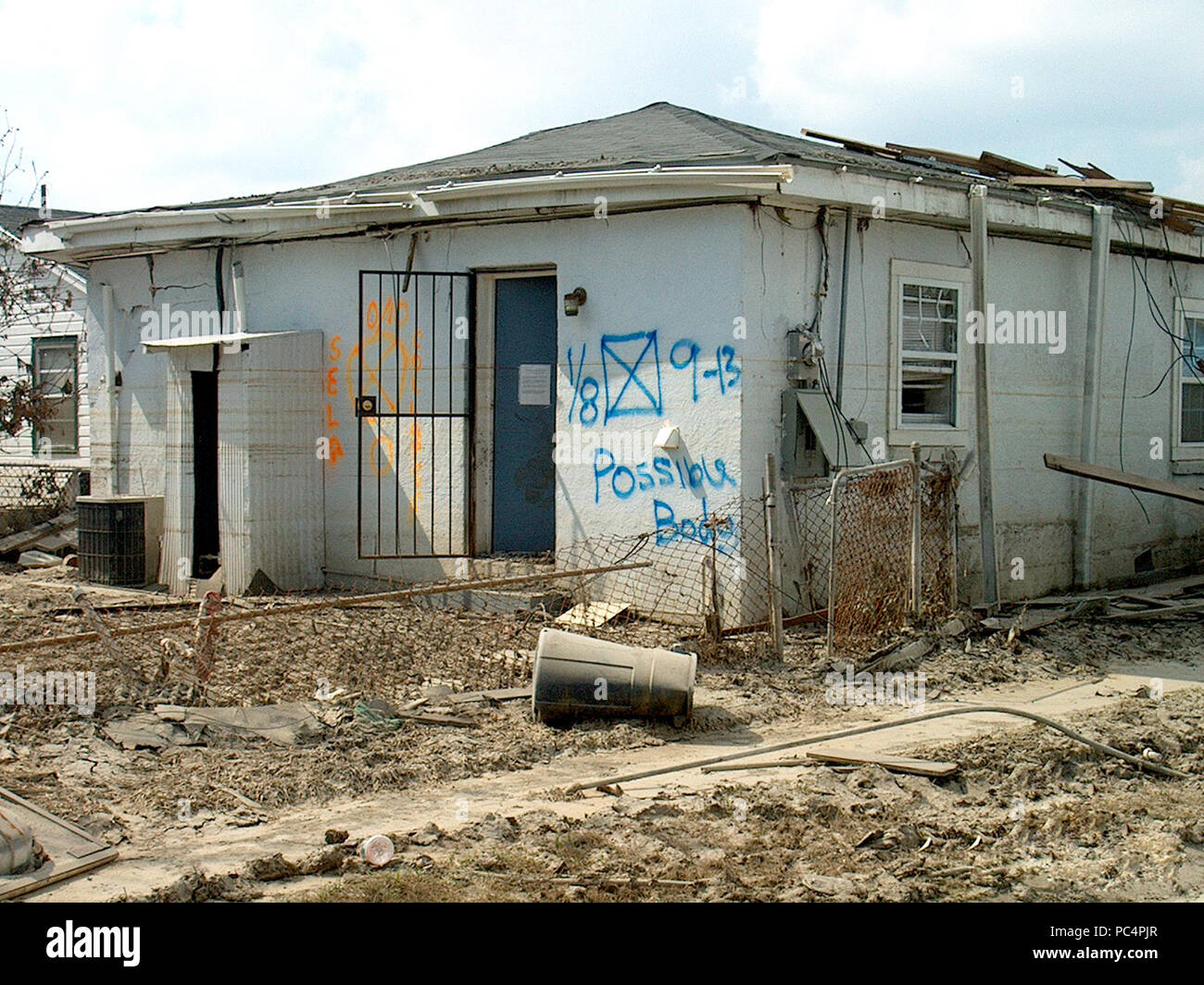 Après l'ouragan Katrina - dommages à la Nouvelle-Orléans - avis sur l'extérieur de la chambre indiquant il y a peut-être un cadavre à l'intérieur Banque D'Images