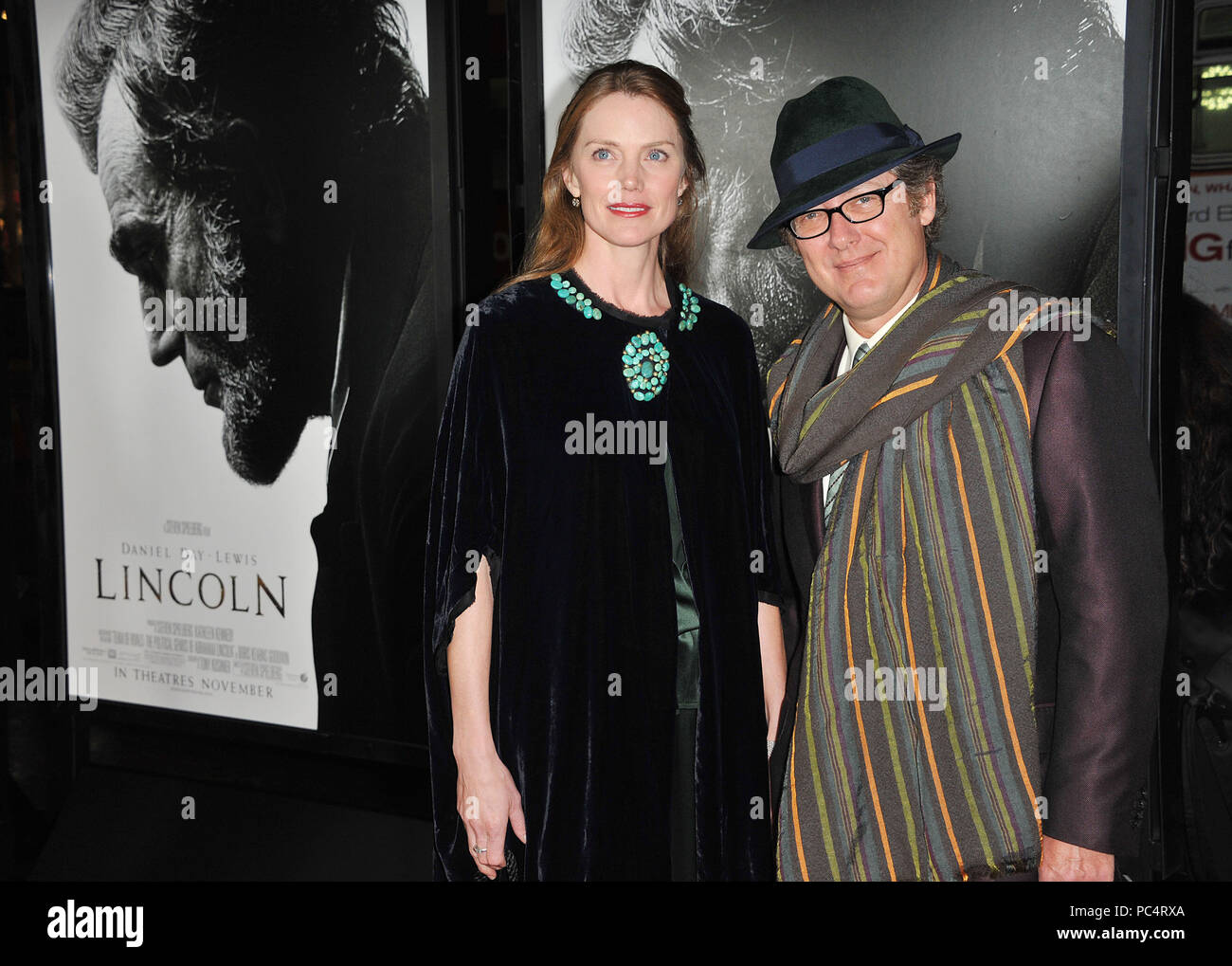 James Spader et femme au Lincoln Premiere nuit AFI festival de clôture au Chinese Theatre de Los Angeles.une  James Spader et Femme  03 ------------- Red Carpet Event, Vertical, USA, Cinéma, Célébrités, photographie, Bestof, Arts, Culture et divertissement, Célébrités Topix fashion / Vertical, Best of, événement dans la vie d'Hollywood, Californie - Tapis rouge et en backstage, USA, Cinéma, Célébrités, cinéma, télévision, Célébrités célébrités musique, photographie, Arts et culture, Bestof, divertissement, Topix, verticale de la famille de l'année 2012, enquête tsuni@Gamma-USA. Banque D'Images