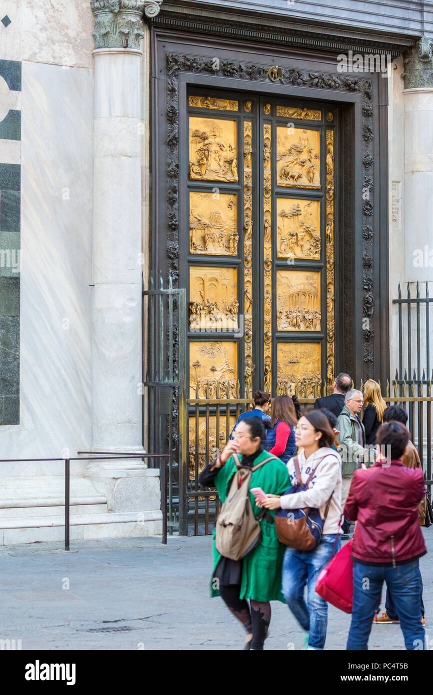 Les touristes à la Baptistère Saint-Jean à Florence, Italie Banque D'Images