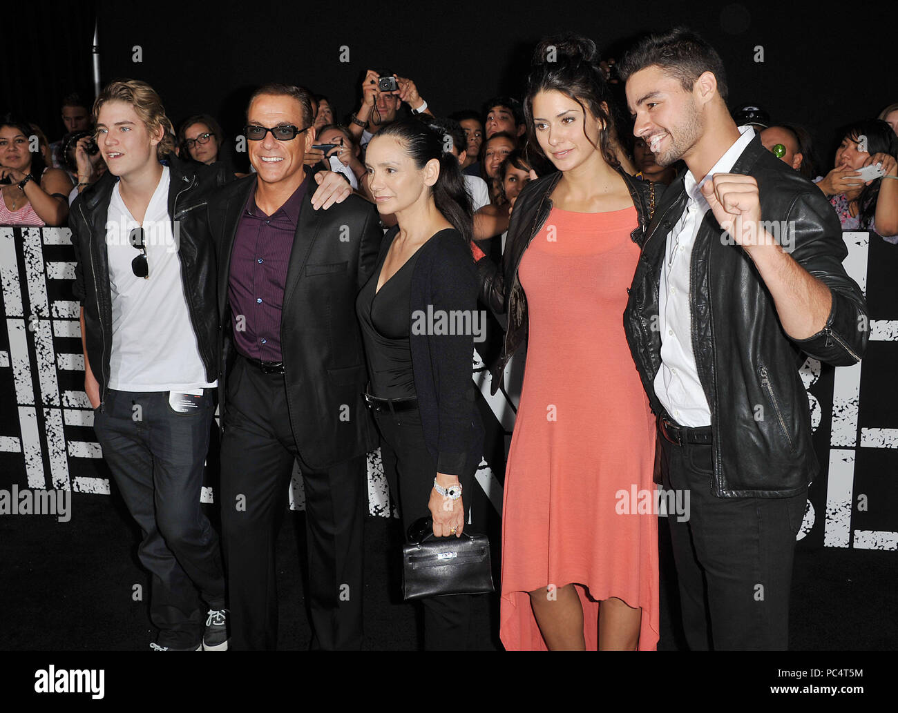 Jean Claude VanDamme et femme et enfants à l'usure 2 Premiere au Chinese  Theatre de Los Angeles.Une Jean Claude VanDamme et femme et enfants  ------------- Red Carpet Event, Vertical, USA, Cinéma, Célébrités,