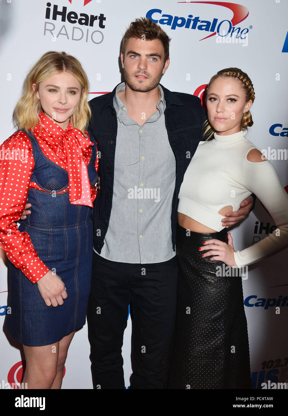 Chloe Grace Moretz, et Maika Monroe à la radio KIIS FM Jingle Ball