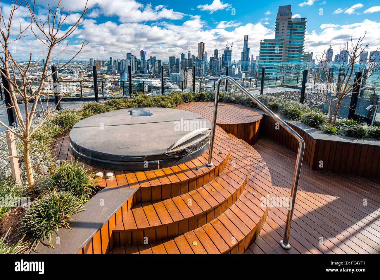 Melbourne, Australie - Baignoire à remous sur le toit de l'immeuble Banque D'Images