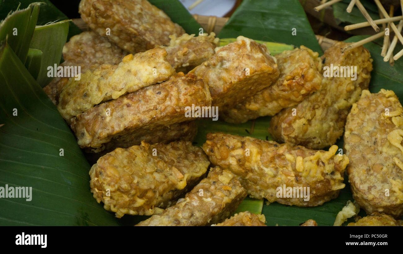 Tempe goreng ou tempeh frit des aliments traditionnels du centre de Java en Indonésie Banque D'Images