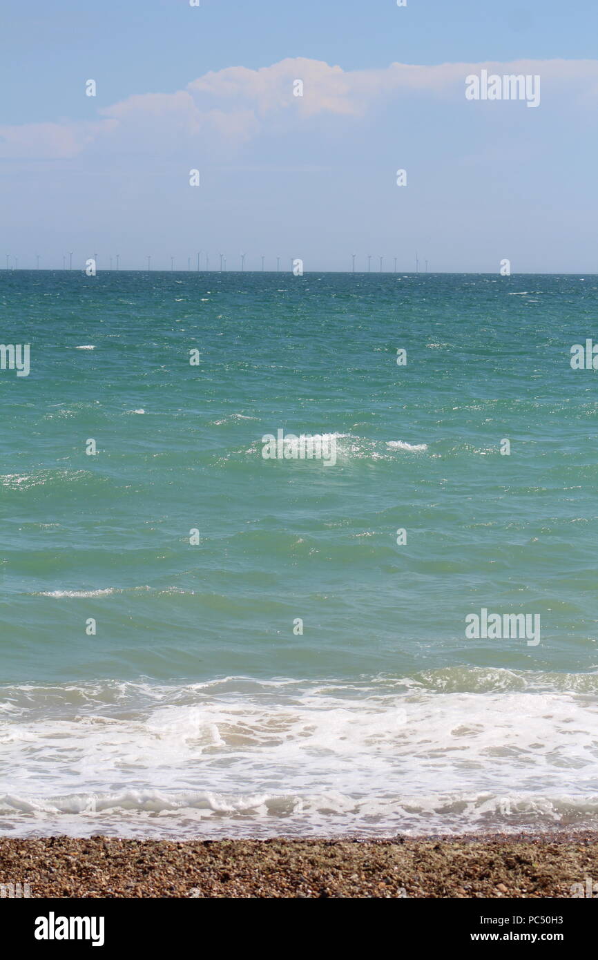 Marée sur une plage de galets Banque D'Images