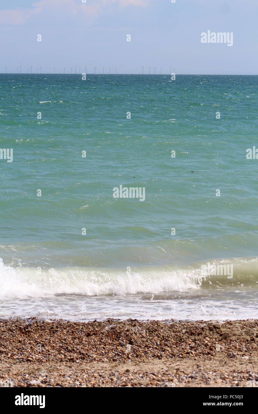 Marée sur une plage de galets Banque D'Images