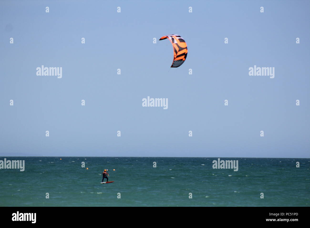 Kite surfer sur la mer Banque D'Images