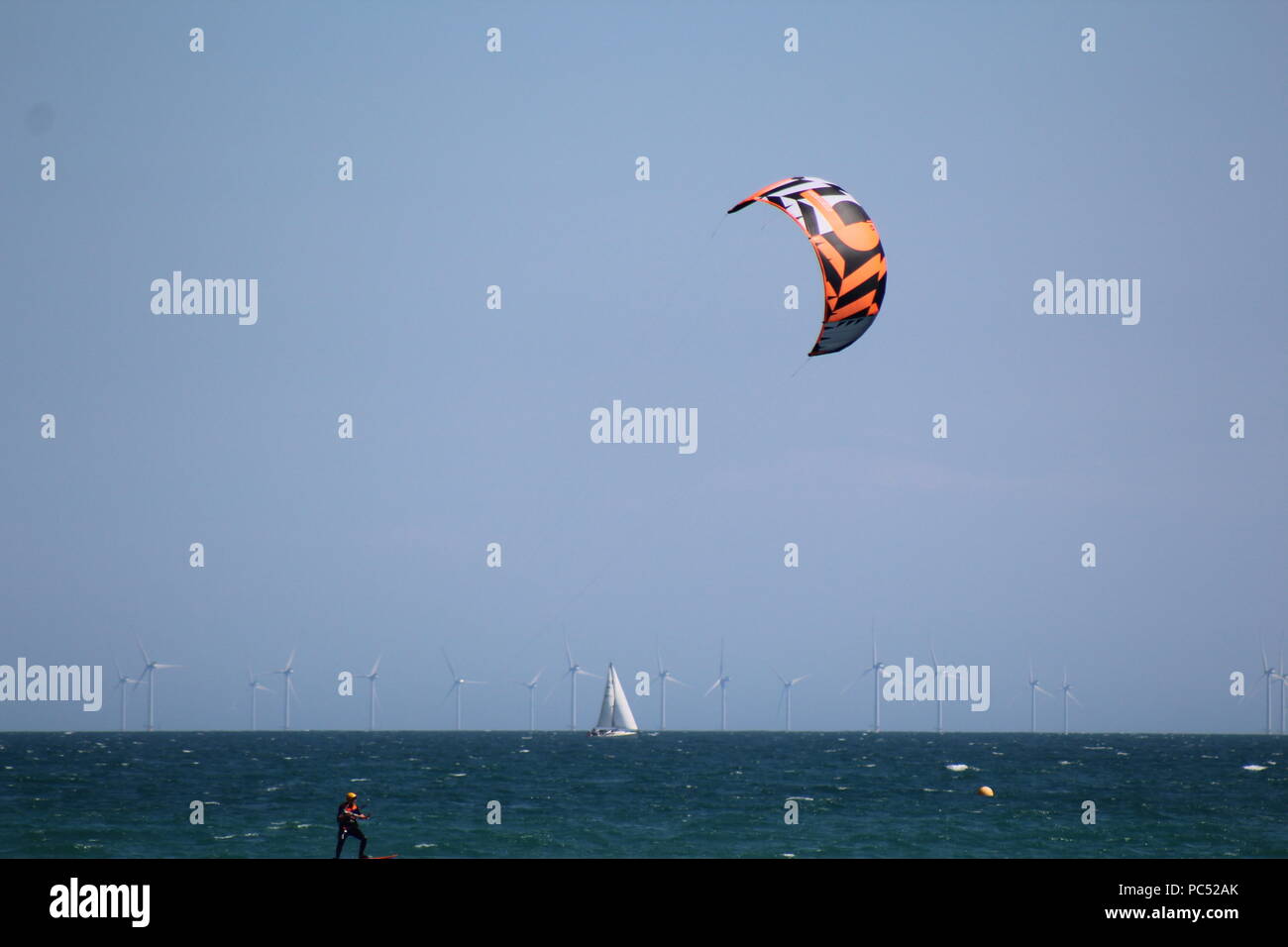 Kite surfer off goring by sea Banque D'Images