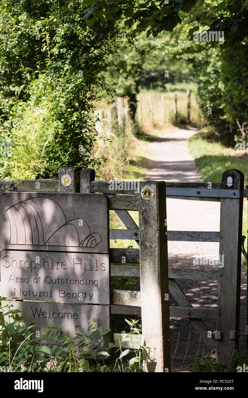 Offa's Dyke long distance sentier balisé passe par une porte et s'embrasser sur dans le Shropshire Hills Zone de Beauté Naturelle Exceptionnelle Banque D'Images