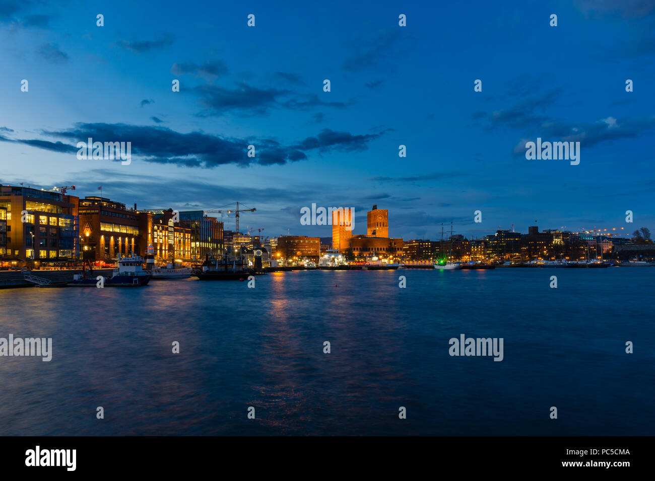 Vue de la nuit de Aker Brygge, le port et l'hôtel de ville les bâtiments, la Norvège Banque D'Images