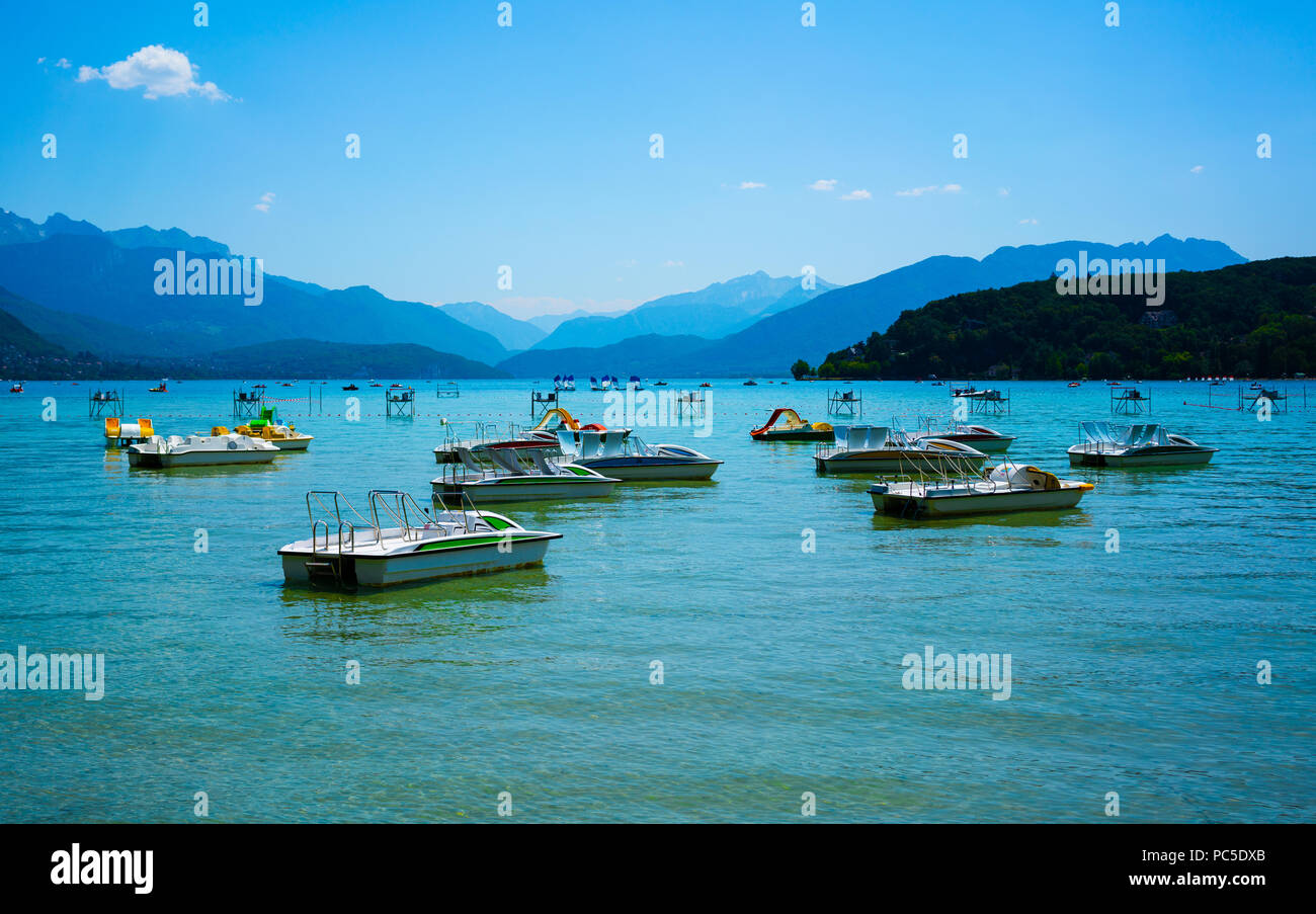 Lac d'Annecy avec pédalo dans la région française Rhône-Alpes en France pendant l'été Banque D'Images