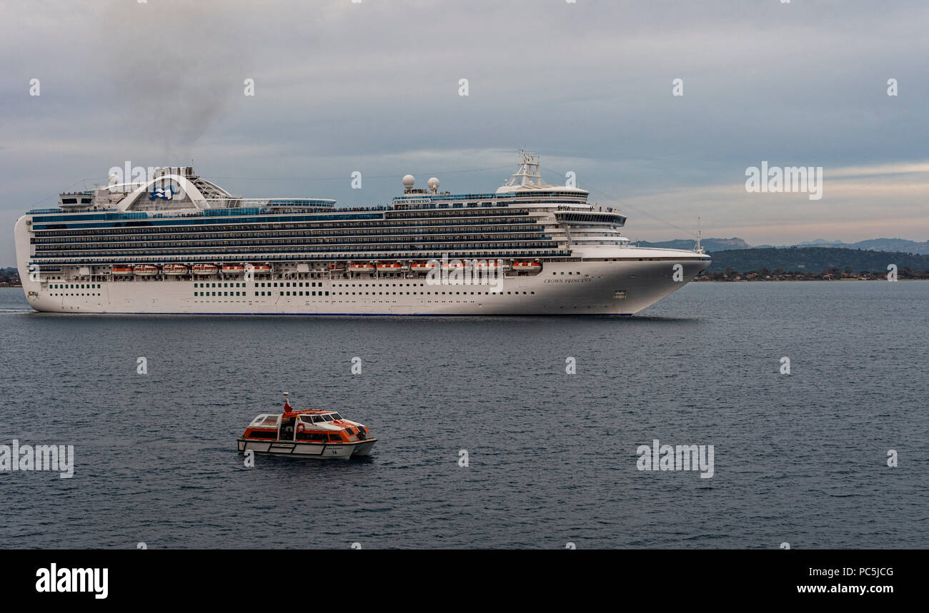 Crown Princess bateau de croisière avec un bateau de sauvetage de la Queen Elizabeth croisière dans l'avant-plan Banque D'Images