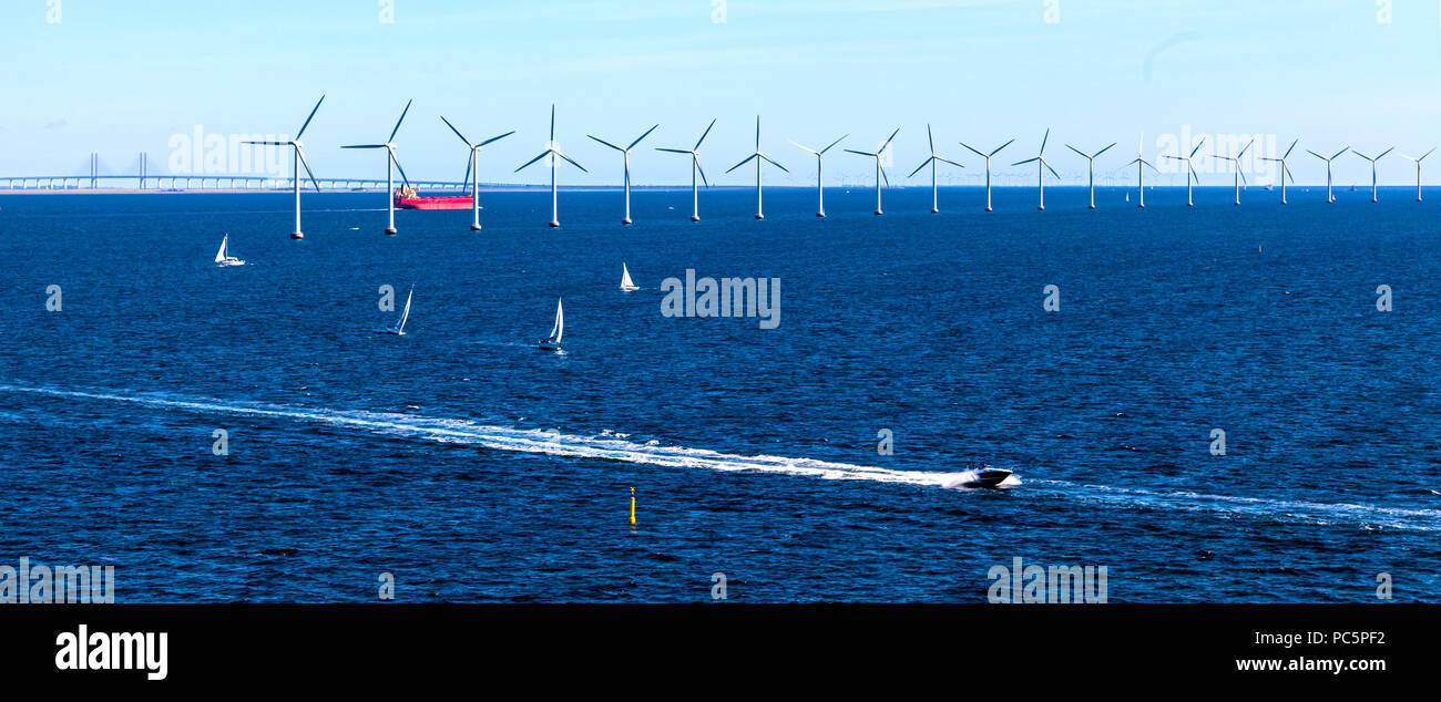 Le Pont de l'Öresund, un chemin de fer et pont de l'autoroute à travers le détroit de l'Øresund entre le Danemark et la Suède et l'éolien offshore Middelgrunden fa Banque D'Images