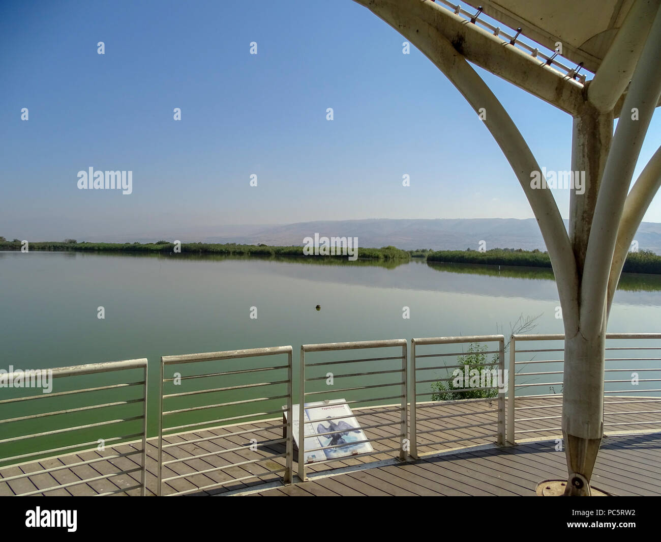 Israël, Vallée de Hula, lac Agmon, cacher du visiteur et plate-forme d'observation surplombant le lac rétabli Banque D'Images