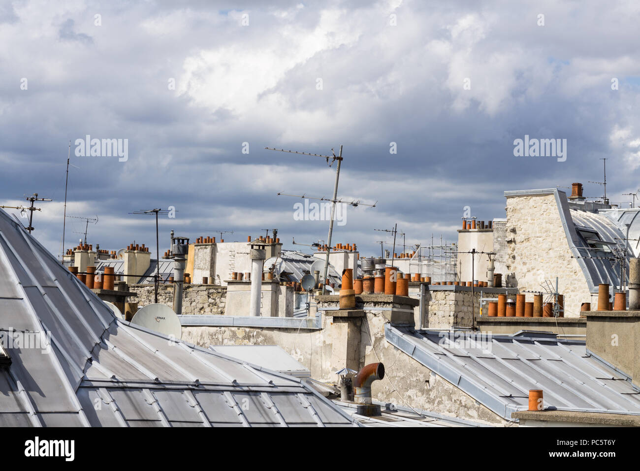 Toits de Paris - vue typique des toits de Paris d'après-midi sous un ciel couvert, la France, l'Europe. Banque D'Images