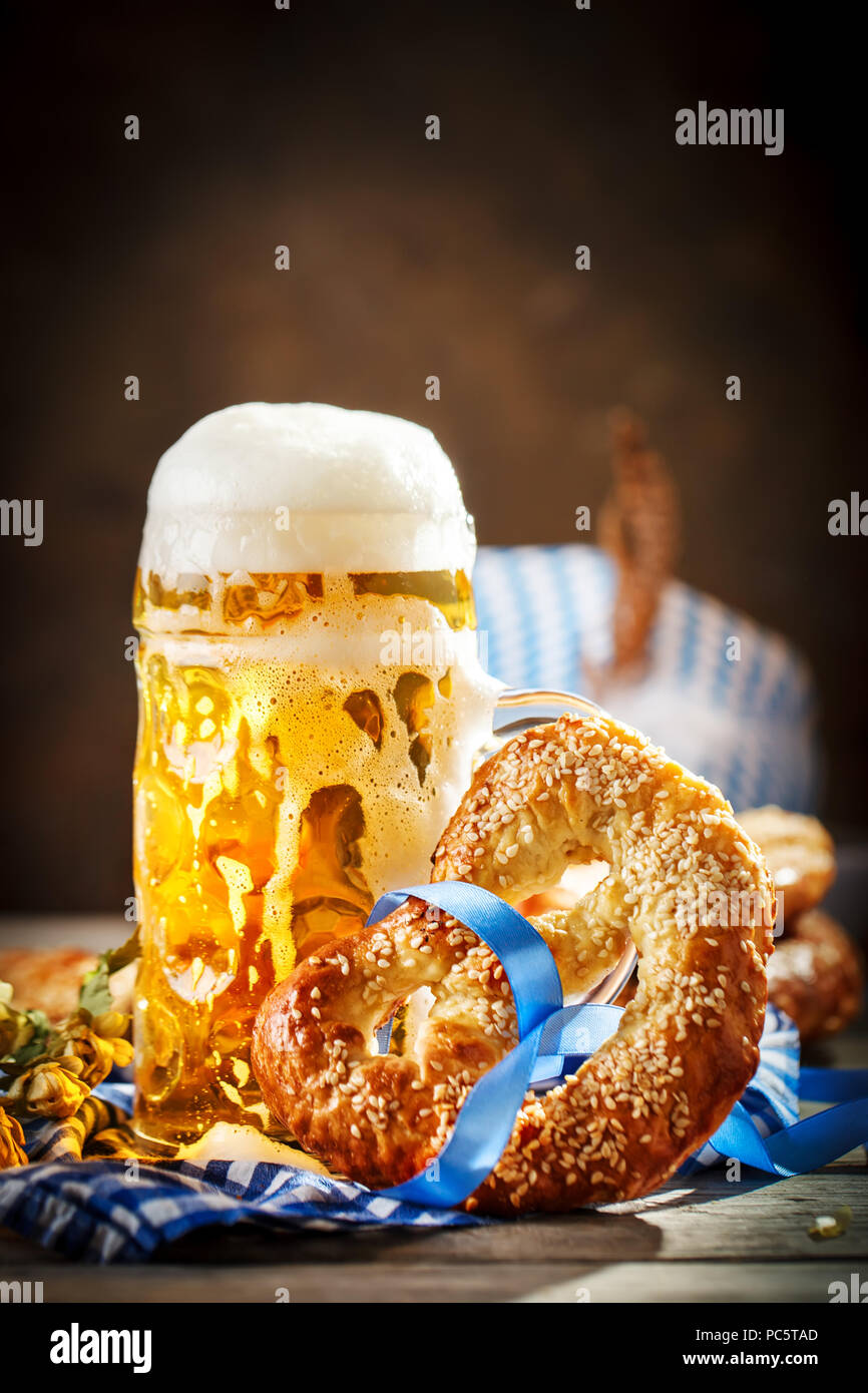Verres et les bretzels sur une table en bois. L'Oktoberfest. Festival de la bière. Banque D'Images