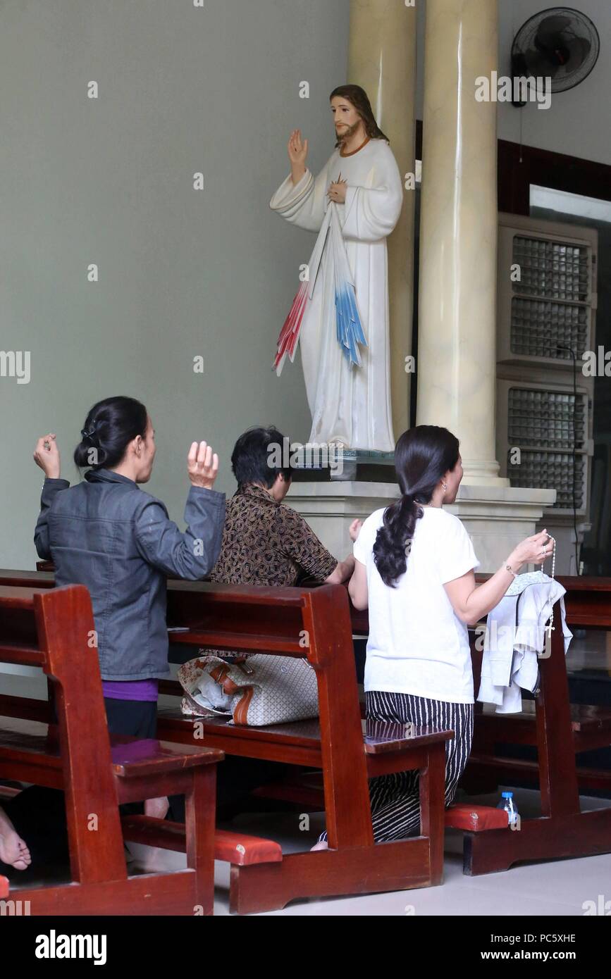 L'église de saint Philippe ( Huyen Sy Church ). Les femmes asiatiques en train de prier. Ho Chi Minh Ville. Le Vietnam. Dans le monde d'utilisation | Banque D'Images