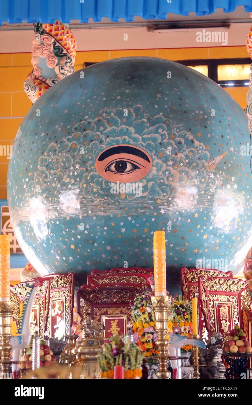 Intérieur du grand temple de Cao Dai. Autel principal avec l'Œil divin. Thay Ninh. Le Vietnam. Dans le monde d'utilisation | Banque D'Images