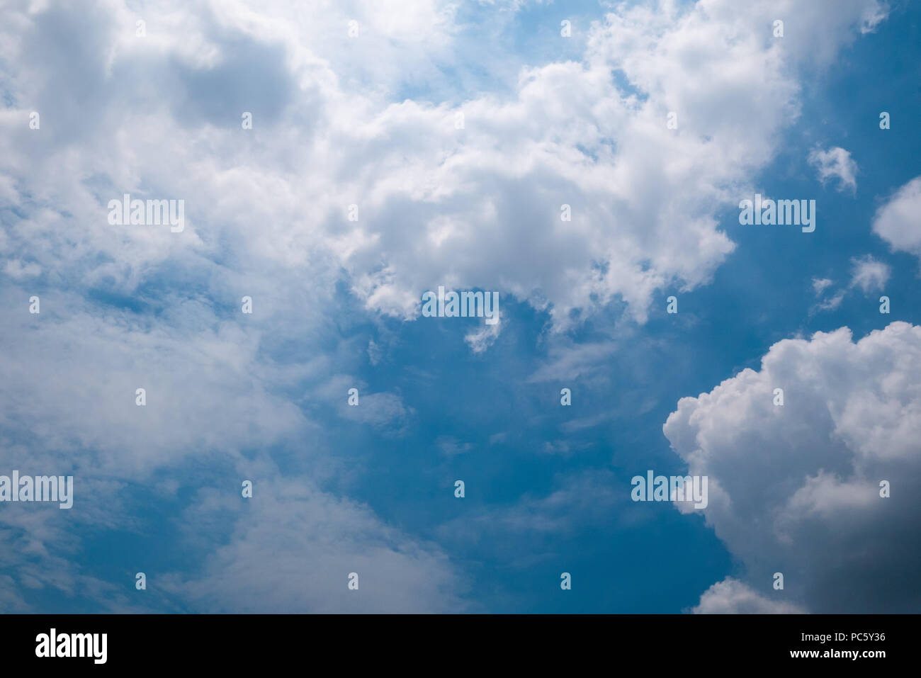 Ciel bleu avec le cloud Banque D'Images