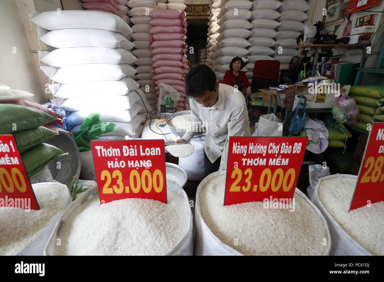 Prix du riz blanc par kilogramme au Vietnam Dong. Ho Chi Minh Ville. Le Vietnam. Dans le monde d'utilisation | Banque D'Images