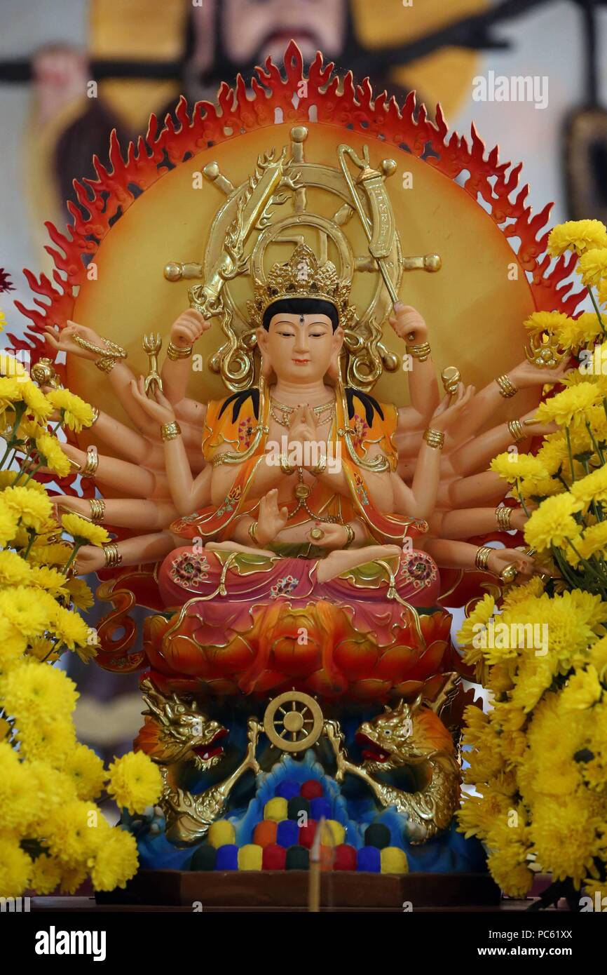 Van Hanh monastère bouddhiste zen. Mille-armé Avalokitesvara, le Bodhisattva de la Compassion. Statue. Dalat. Le Vietnam. Dans le monde d'utilisation | Banque D'Images