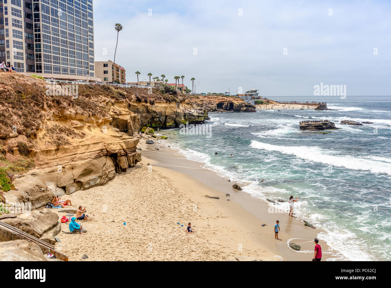 La Jolla Cove est une petite crique pittoresque et de la plage qui est entourée par des falaises à La Jolla, San Diego, Californie, USA. Le Cove est protégée en tant que pa Banque D'Images