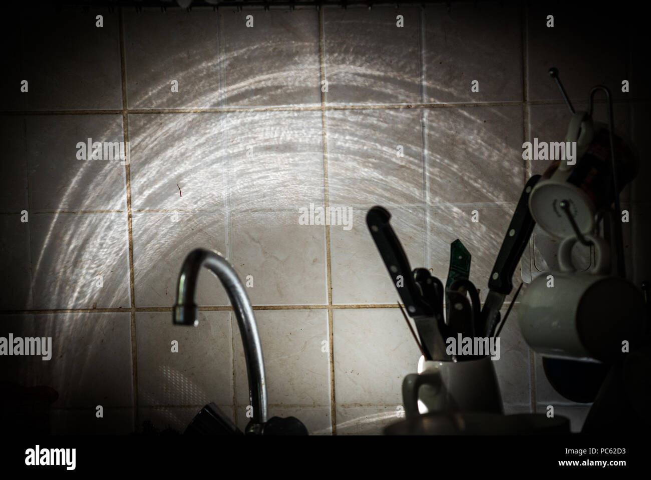 Cuisine du soleil avant. La lumière réfractée, de la surface du robinet Banque D'Images