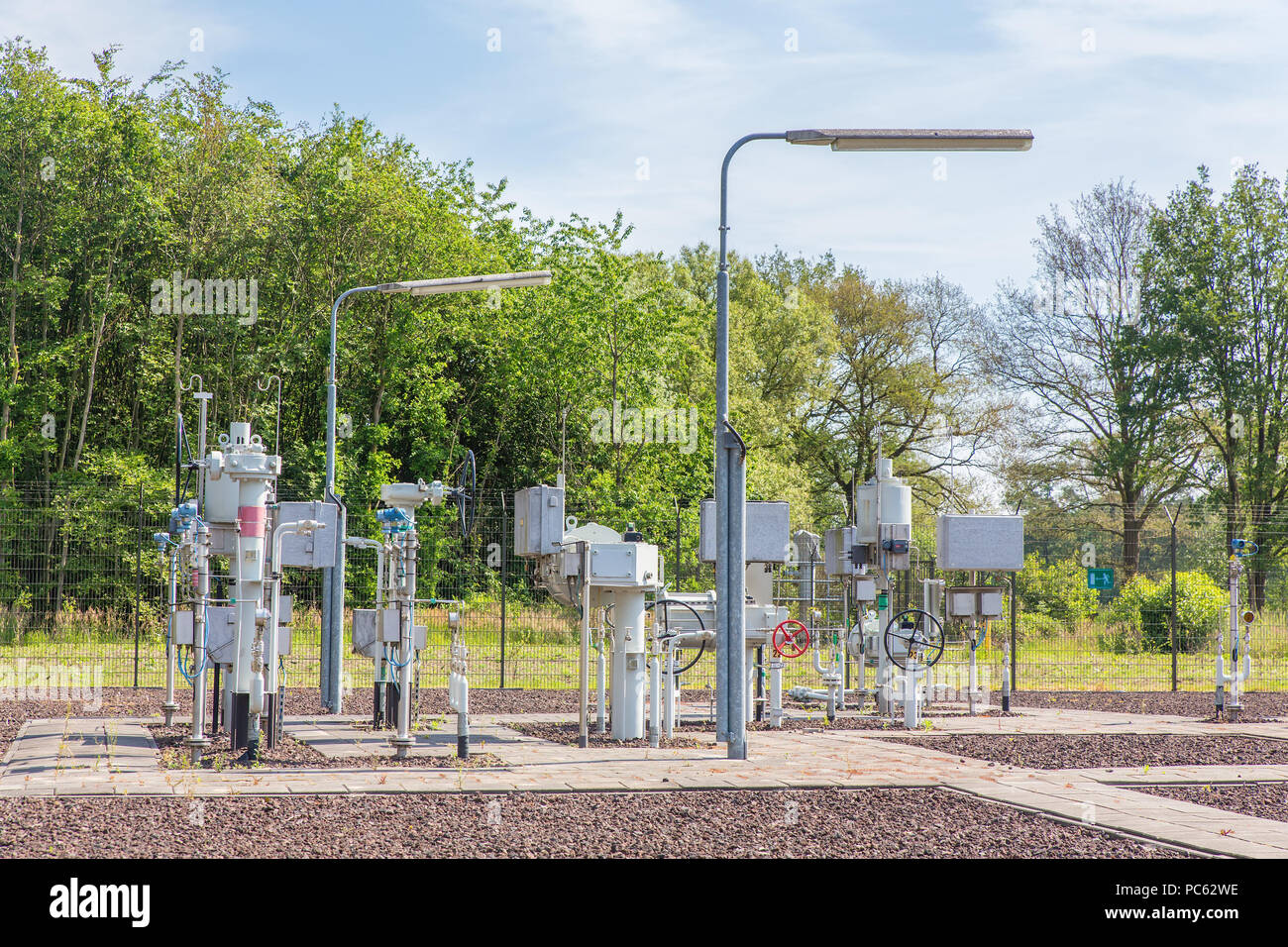 L'installation de gaz néerlandais avec les canalisations de gaz et les pompes à l'extérieur Banque D'Images