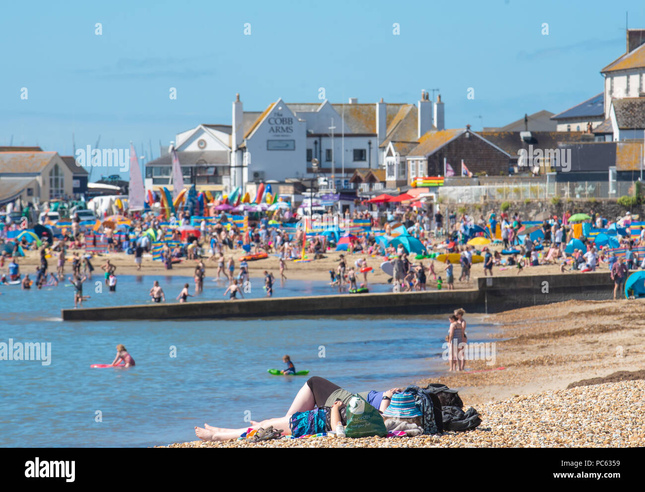 Lyme Regis, dans le Dorset, UK. Le 31 juillet 2018. Météo France : soleil et ciel bleu revient à Lyme Regis. Les touristes affluent vers la pittoresque plage de la station balnéaire de Lyme Regis pour profiter du retour de la canicule de l'été. Les températures sont à la hausse partout au Royaume-Uni une fois encore cette semaine. Credit : Celia McMahon/Alamy Live News Banque D'Images