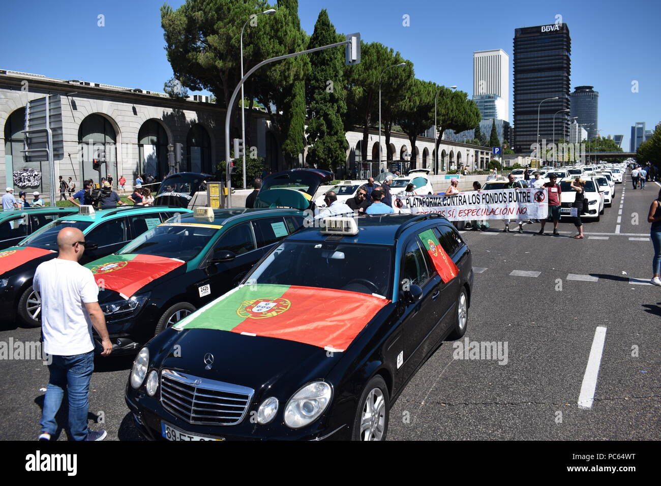 Madrid, Espagne. Des taxis bloquer une avenue au milieu d'une grève des chauffeurs à Madrid le 31 juillet 2018. Les chauffeurs de taxi à travers l'Espagne conservés qui tapent contre ride-originaire des concurrents comme Cabify et Uber qui, disent-ils menacer injustement leurs moyens de subsistance après les négociations du gouvernement a pris fin sans un accord. La grève a commencé à Barcelone la semaine dernière et s'étendre à Madrid à la fin de semaine comme les conducteurs bloqués artères principales, pour exiger des mesures de la part du gouvernement. Sierra/797/Cordon Press Banque D'Images