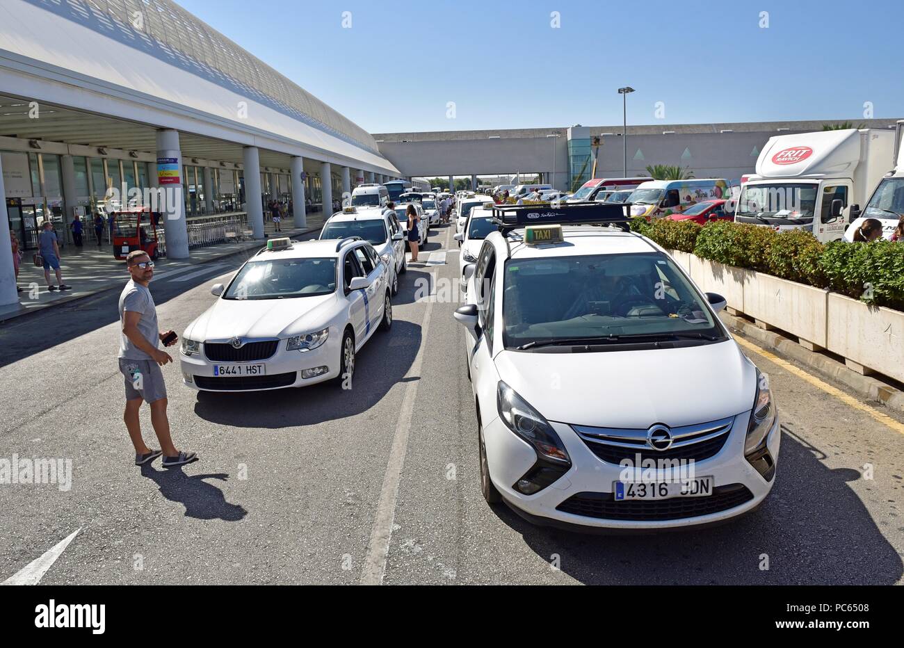 Plusieurs Chauffeurs De Taxi Inscrivez Vous Une Greve Des Taxis A L Aeroport De Palma A Palma De Majorque Iles Baleares Espagne 31 Juillet 18 Les Chauffeurs De Taxi Dans Plusieurs Villes Espagnoles Ont